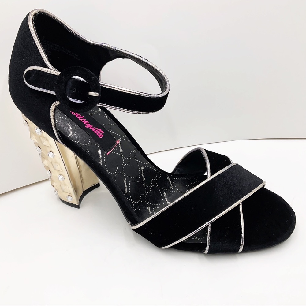 🆕{Betseyville} Heartbreaker Studded Velvet Sandals